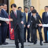 【ヤク中か？】秋篠宮殿下、ベトナム訪問中に階段で転倒の瞬間を捉えた写真がヤバい！歩き方が完全にアル中のそれだと話題に！