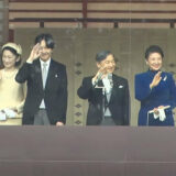 天皇陛下64歳　愛子さまは春風のような初々しいお手振り　雅子さまは娘にそっと声をかけた